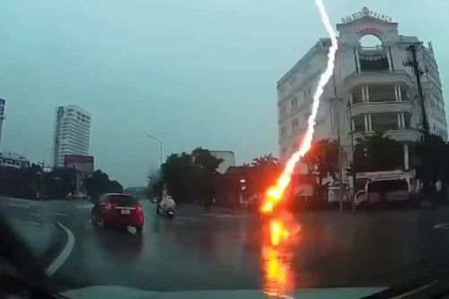Clip sét tóe lửa đánh trúng người đi xe máy ở Nghệ An