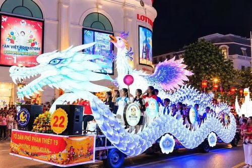 Tận thấy quy trình làm mô hình long, phụng khổng lồ diễu hành Trung thu ở Tuyên Quang
