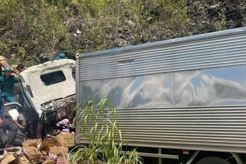 Xe tải mất phanh lao vào vách núi ở Thanh Hóa, tài xế tử vong trong cabin