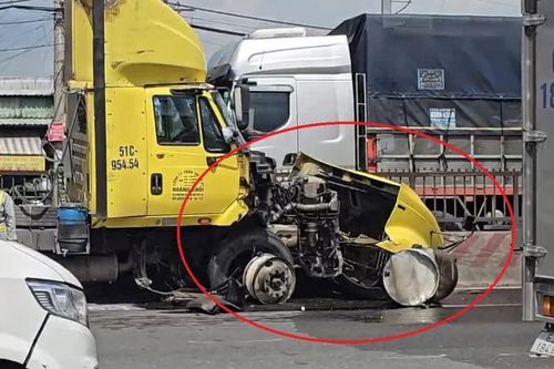 Đầu xe container nát sau va chạm, dầu chảy lênh láng mặt đường