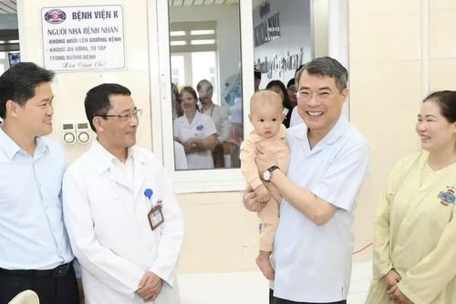 Thủ tướng Lê Minh Hưng thăm, tặng quà bệnh nhi Bệnh viện K dịp Trung thu