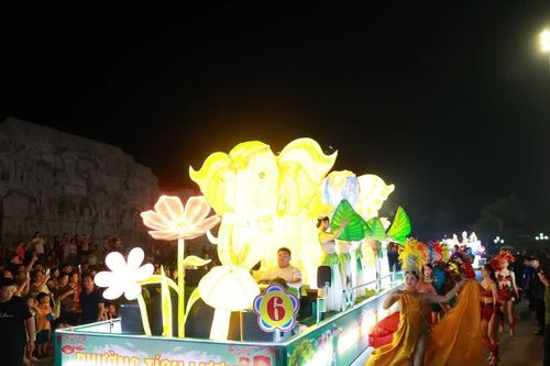Lãnh đạo phường ở Thái Nguyên nói gì về việc các vũ công rước đèn Trung thu mặc phản cảm?