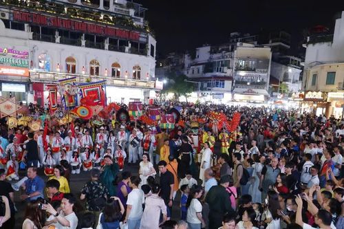 Biển người vây kín đoàn rước đèn Trung thu quanh hồ Hoàn Kiếm