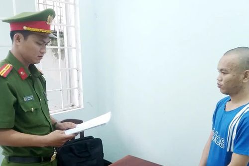 Khởi tố 'quái xế' tông CSGT
