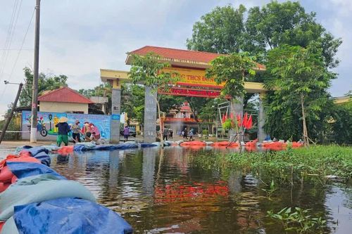 Đắp bờ, bơm nước chống ngập cho trường để đón gần 2.000 học sinh trở lại