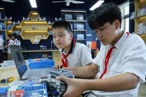[VIDEO] Học sinh Trường PETROVIETNAM - Phong Thổ hào hứng khám phá khoa học với phòng STEM mới