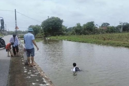 Nam sinh dũng cảm lao xuống sông cứu hai em nhỏ