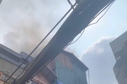 Nhanh chóng dập tắt đám cháy do người dân đốt vàng mã
