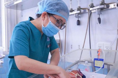 Bé trai sinh non mắc bệnh vảy cá hiếm gặp
