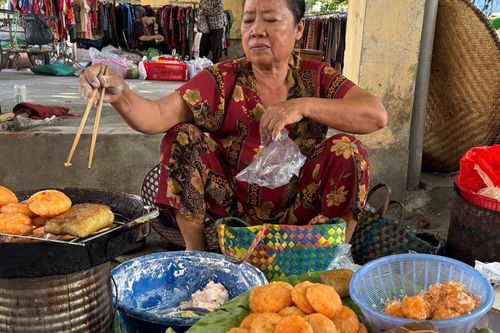 Khu chợ lâu đời ở Hưng Yên bán đủ món ngon rẻ, 8 chiếc bánh chỉ 10.000 đồng