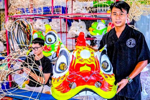 8X hơn 14 năm thổi hồn vào những chiếc đầu lân ở Thái Nguyên
