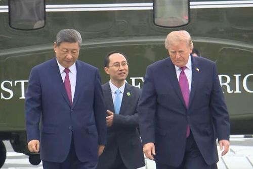 Ông Trump mời ông Tập tham quan trực thăng Marine 1, tặng tượng đại bàng