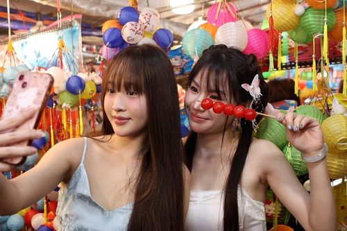 Giới trẻ hóa 'nàng thơ' chen chân check-in không khí Trung thu ở TPHCM