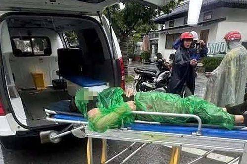 Người phụ nữ bị sét đánh trúng khi đang đi xe máy