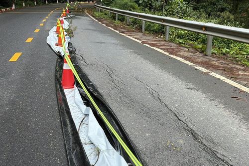 Hình ảnh vết nứt kéo dài 50m xuất hiện trên Quốc lộ 20