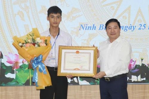 Giám đốc Sở GD-ĐT Ninh Bình nói về nam sinh lớp 11 cứu 2 em nhỏ dù không biết bơi