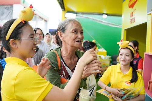 Người dân TPHCM chen chân trải nghiệm ẩm thực, xếp hàng dài chờ đến lượt