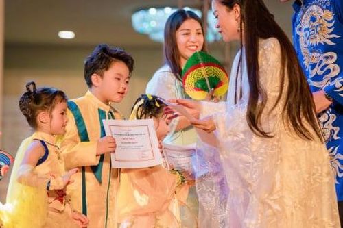 Diễn viên nhí Koka Bình Nguyên đón Trung thu trên sân khấu khi vừa lên 6