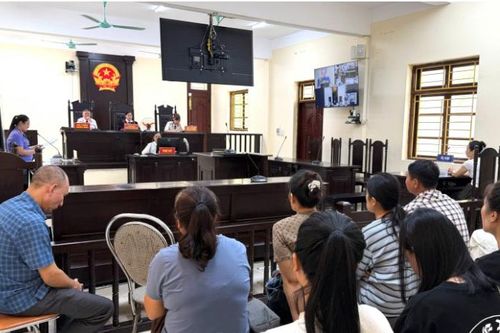 Cầm gậy bóng chày đập cửa quán cà phê, người đàn ông bị phạt 2 năm tù