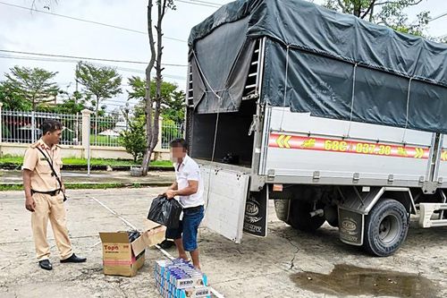 Phát hiện, bắt giữ xe ôtô tải vận chuyển 900 bao thuốc lá lậu