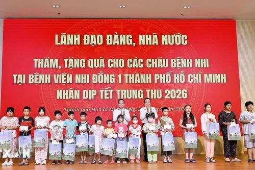 Chủ tịch Quốc hội thăm, tặng quà cho bệnh nhi tại Bệnh viện Nhi Đồng 1 Thành phố Hồ Chí Minh