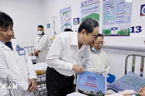 Chủ tịch Quốc hội Trần Thanh Mẫn thăm, động viên các bệnh nhi tại Bệnh viện Nhi đồng 1 Thành phố Hồ Chí Minh