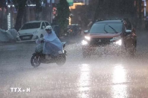 Cảnh báo mưa dông kèm lốc sét ở Hà Nội, lũ trên sông Đồng Nai