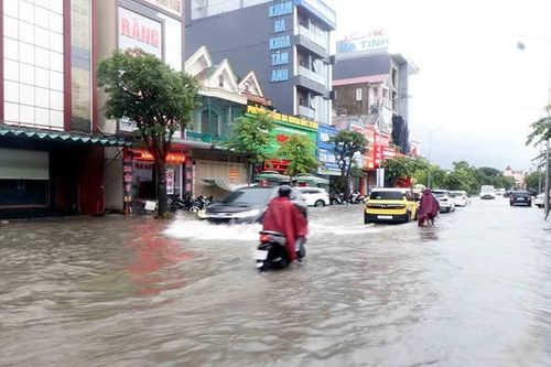 Nghệ An đến Bắc Quảng Trị mưa lớn, nhiều vùng biển dông mạnh