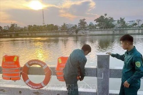 Quảng Ninh bố trí áo phao, phao cứu sinh tại các cầu và tuyến đường ven biển