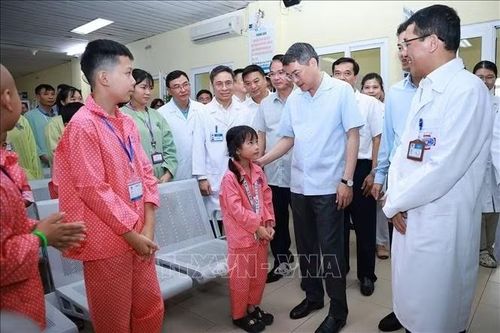 Thủ tướng Lê Minh Hưng thăm, tặng quà bệnh nhi tại Bệnh viện K Tân Triều