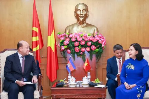 Chủ tịch Ủy ban Trung ương MTTQ Việt Nam Bùi Thị Minh Hoài tiếp Đoàn đại biểu Hội LHTN Campuchia