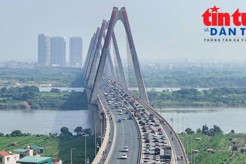 Cầu Nhật Tân ùn dài sau khi xuất hiện loạt biển báo, vạch sơn mới
