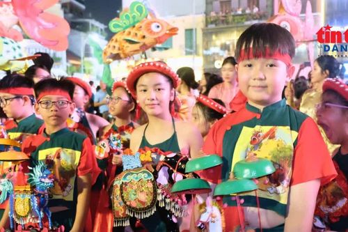 Rộn ràng lễ rước đèn tuổi thơ giữa lòng phố cổ