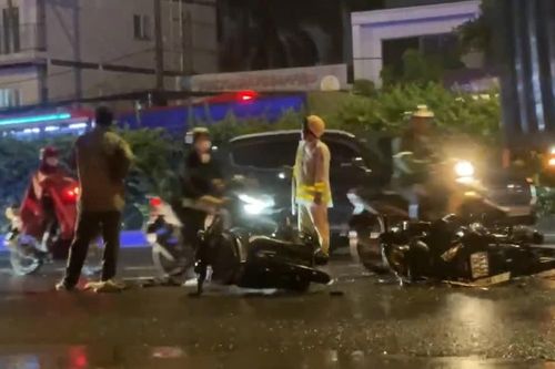 Xe Mercedes tông hàng loạt phương tiện, một người tử vong