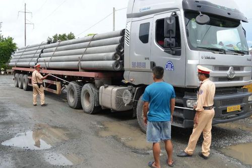 Tài xế bị phạt hơn 77 triệu đồng vì chở quá tải trên 100%