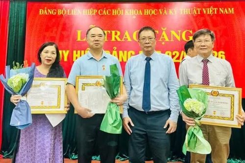 4 đảng viên Chi bộ Cơ quan Hội Truyền thông số Việt Nam được trao tặng huy hiệu Đảng