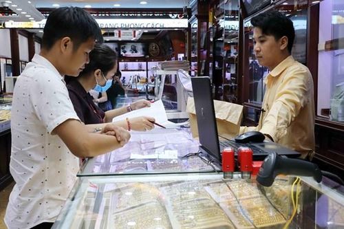 Giá vàng trong nước đắt hơn giá thế giới gần 10 triệu đồng/lượng