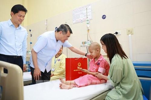 Thủ tướng Lê Minh Hưng thăm, tặng quà bệnh nhi tại Bệnh viện K Tân Triều