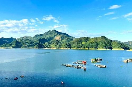 Từ chiếc điện thoại, bản làng vùng cao đến gần du khách