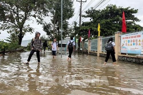 Cà Mau nhiều tuyến đường ngập sâu, học sinh tạm nghỉ học