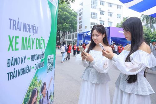 Sinh viên hào hứng đăng ký 'Hộ chiếu xanh', săn xe máy điện