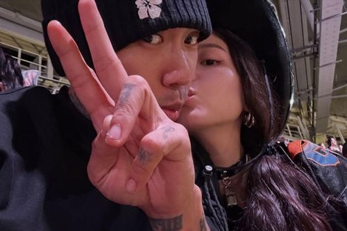 Dok2 công khai tình cảm với Lee Hi giữa tin đồn kết hôn