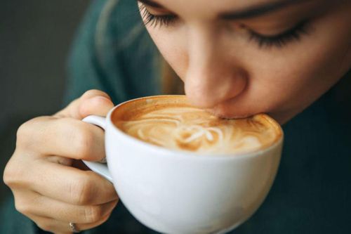 Vì sao nhiều người vừa uống cà phê xong lại buồn đi vệ sinh?
