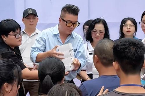 Đàm Vĩnh Hưng mang Tết Trung thu đến những mảnh đời khó khăn