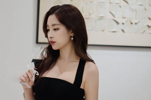 Dâu hào môn Đỗ Mỹ Linh khoe vẻ đẹp căng tràn quyến rũ sau sinh