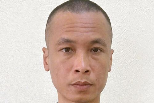 Khởi tố 'nghịch tử' dùng mũ bảo hiểm và dao tấn công bố đẻ