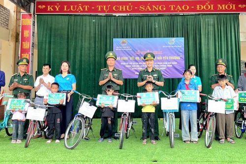 Thêm 'điểm tựa' giúp trẻ khó khăn vùng biên vững bước đến trường