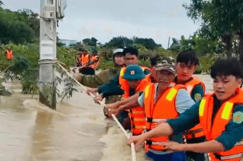 Công an xuyên đêm hỗ trợ người dân vùng ngập lụt