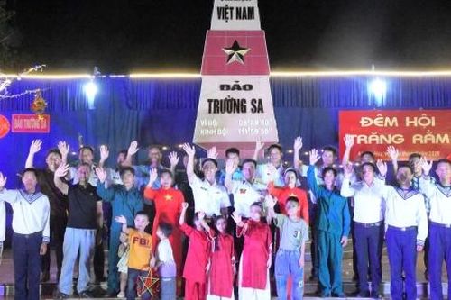 Ấm áp đêm hội trăng rằm nơi biển đảo Trường Sa