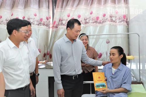 Chủ tịch UBND tỉnh Tô Anh Dũng thăm, động viên công nhân môi trường bị tai nạn khi làm nhiệm vụ